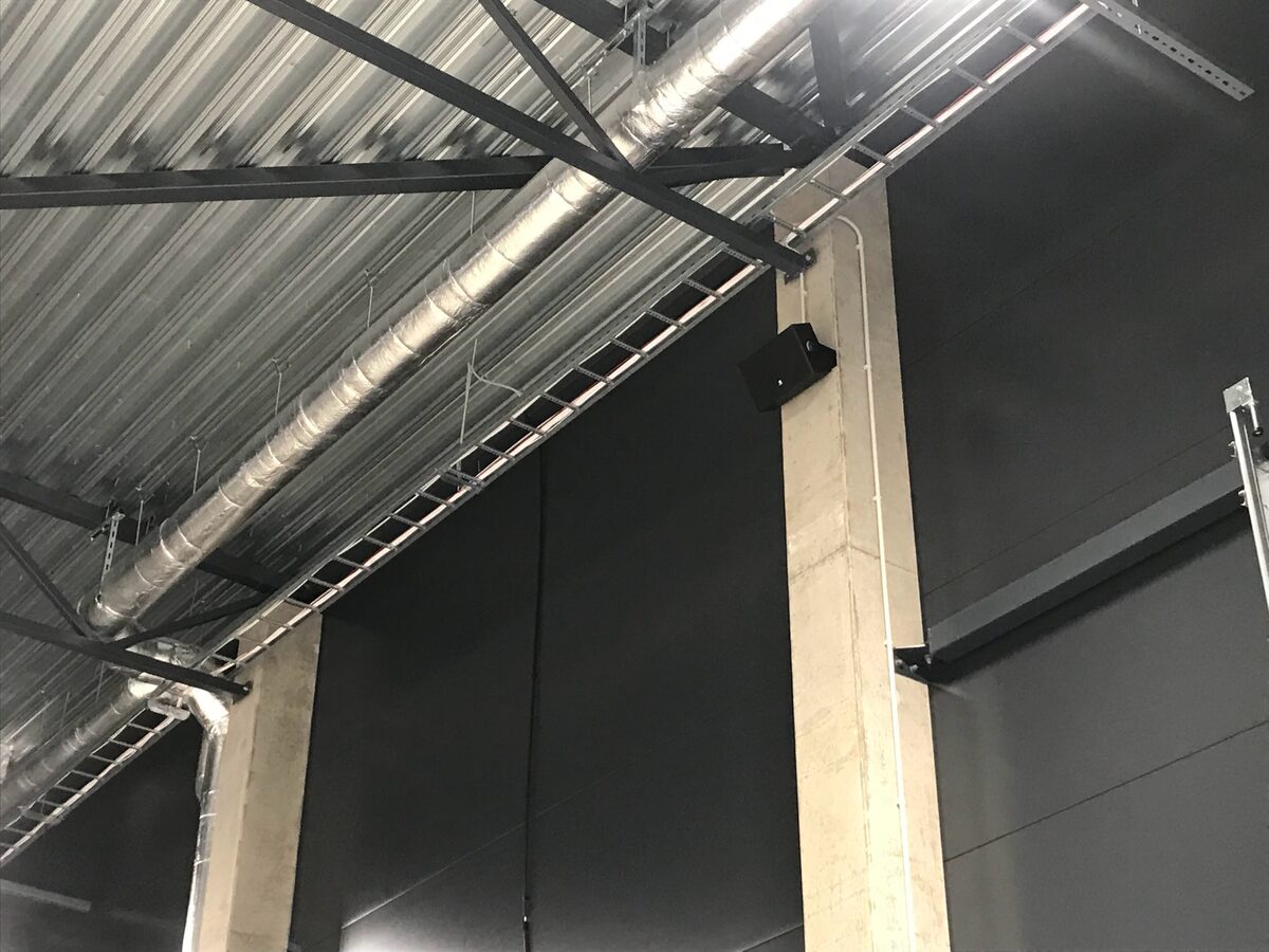 Spordihalli paigaldatud kõlar ja kaabeldus