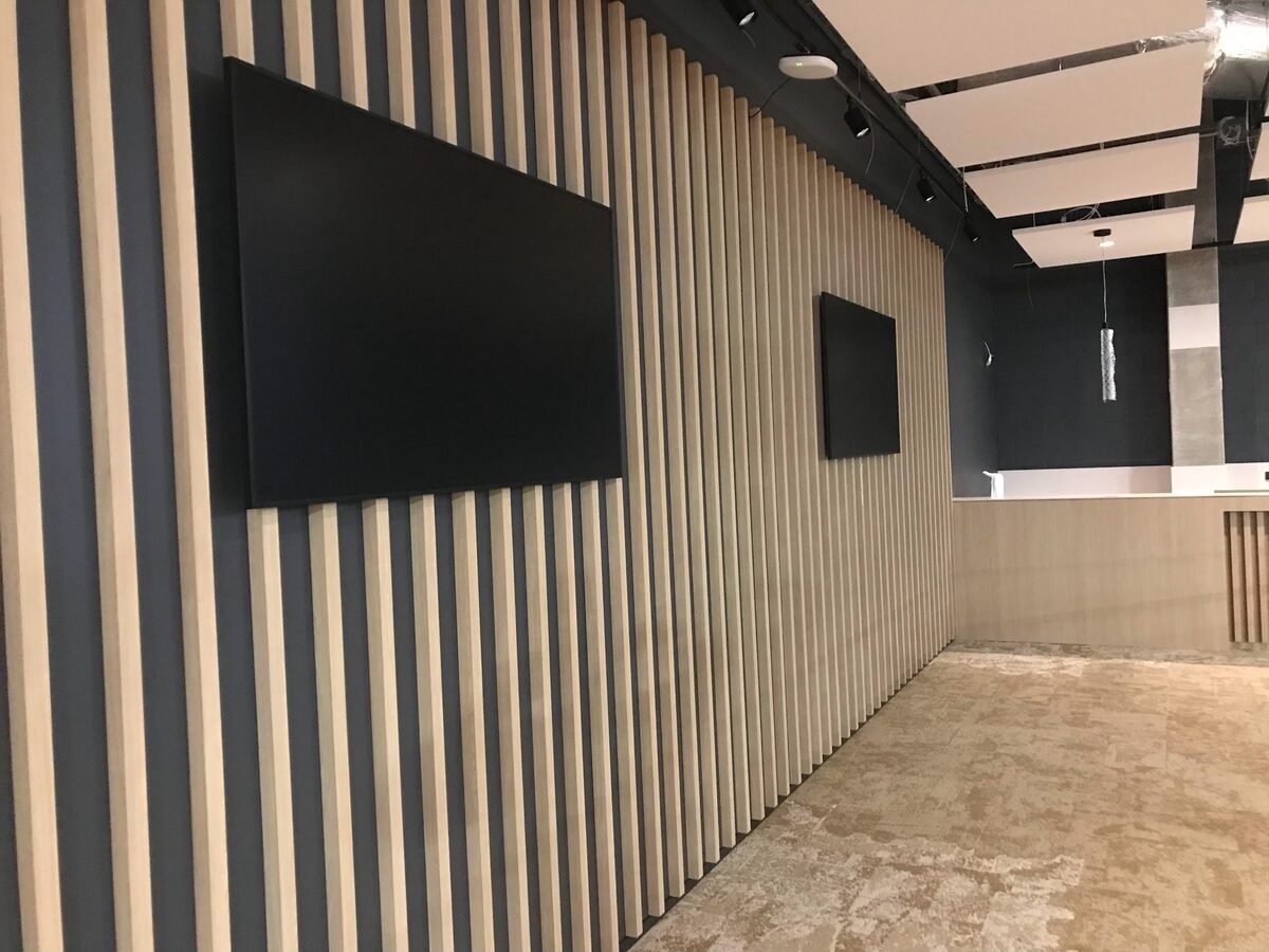 Spordihalli puidust seinale paigaldatud LED-ekraanid