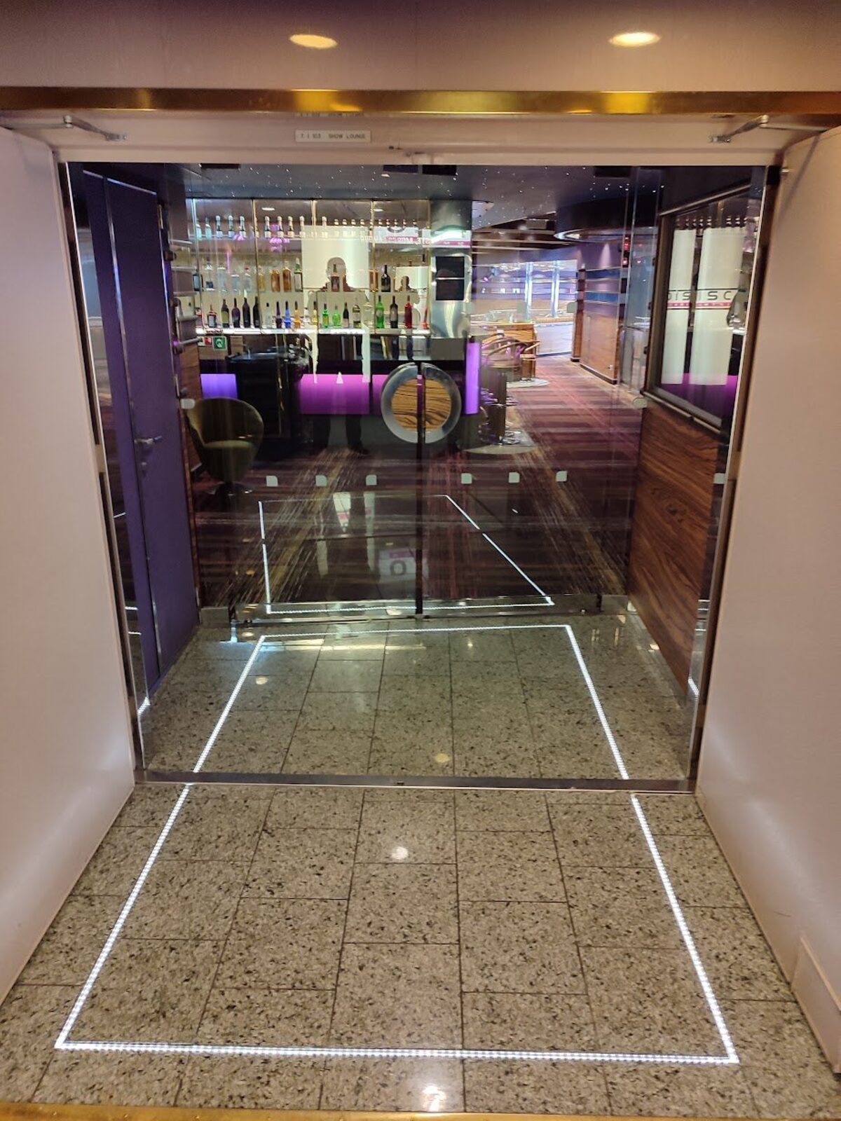 Laeva Show Lounge põrandasse paigaldatud LED-meeleoluvalgus