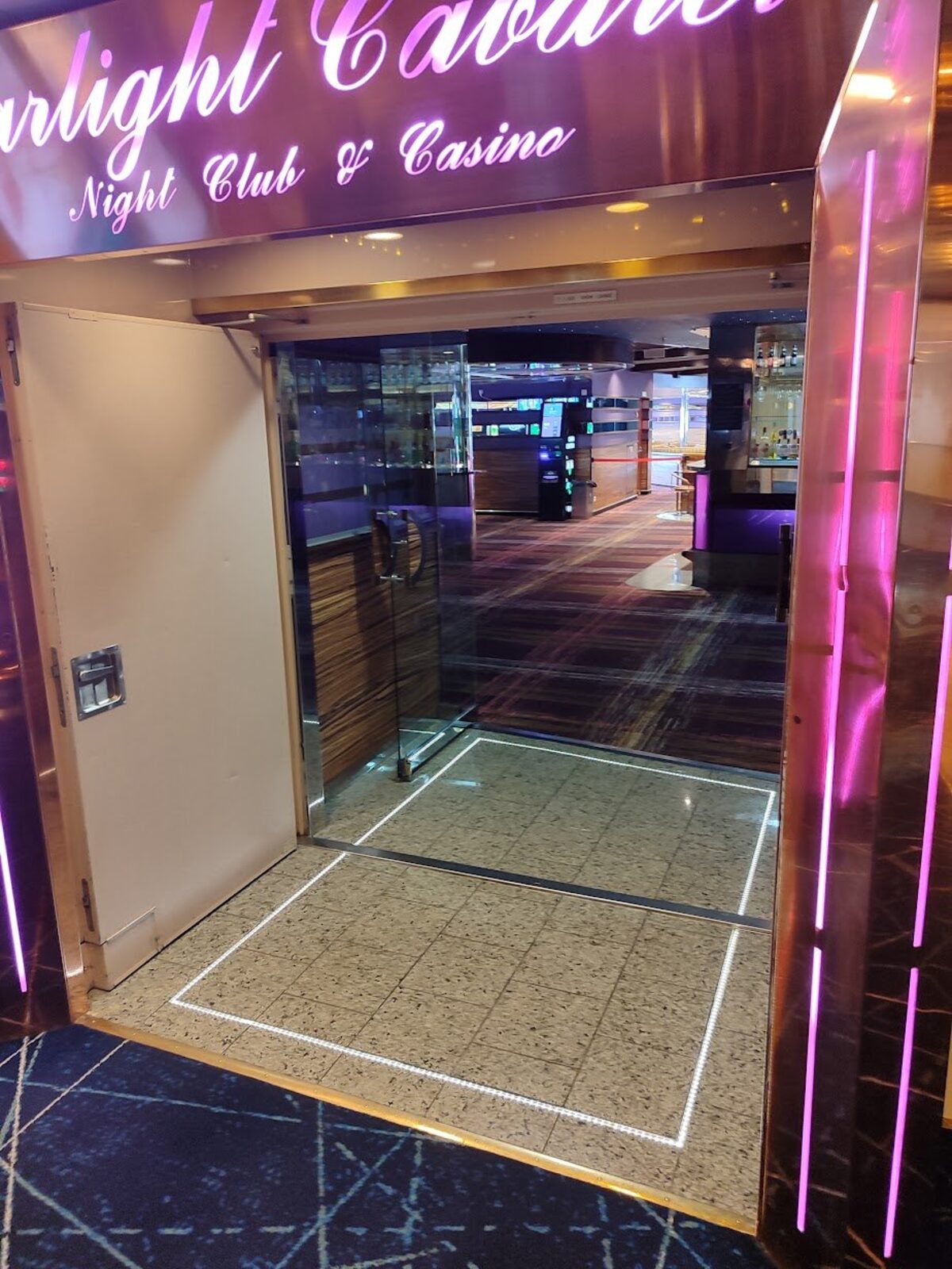 Laeva Starlight Cabaret põrandasse paigaldatud LED-meeleoluvalgus