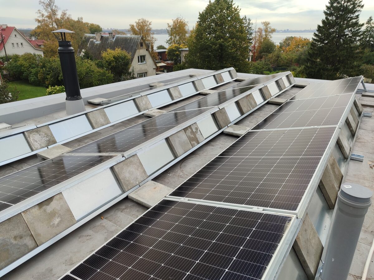 Eramaja katusele paigaldatud päikesepaneelid merevaatega