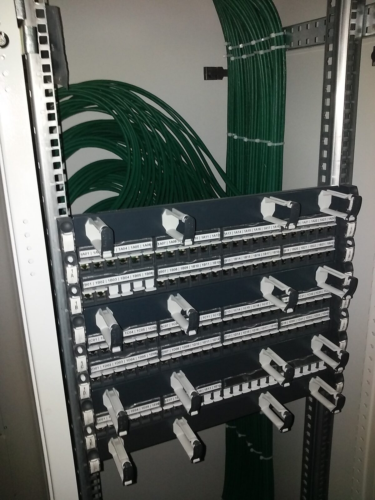 Sidekappi paigaldatud patch-paneel ja struktureeritud kaabeldus