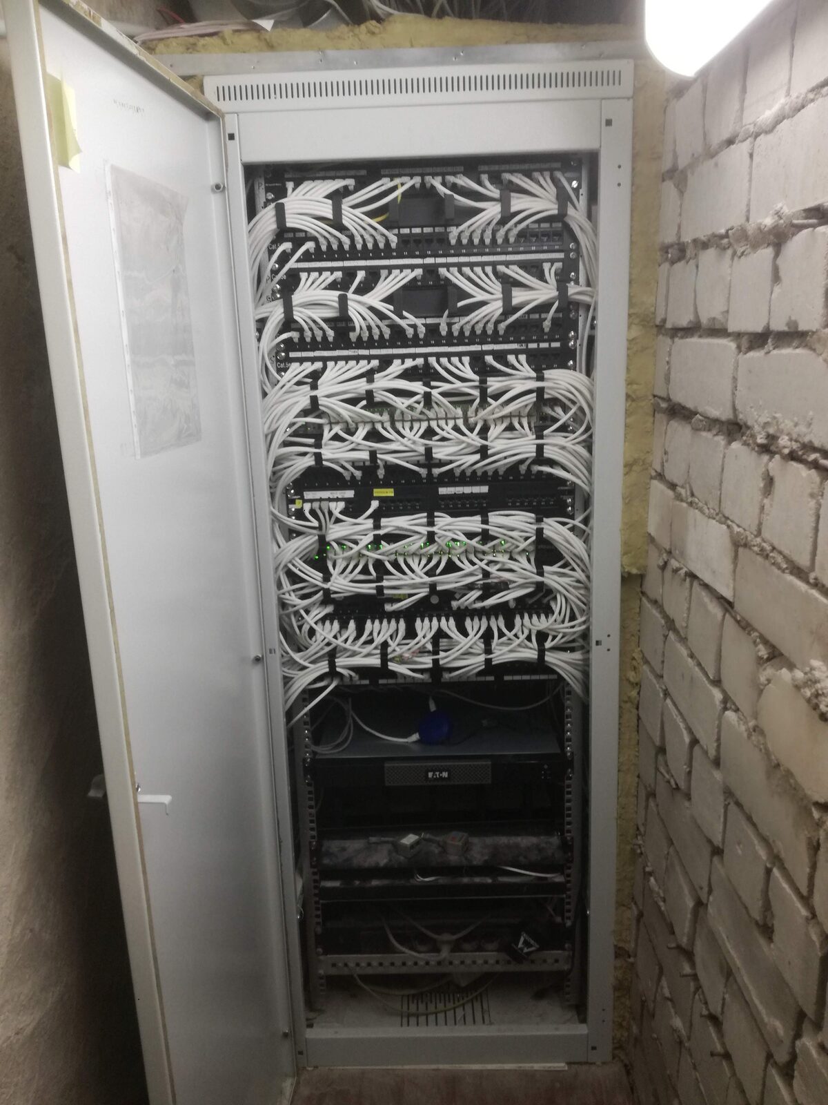 Professionaalselt korraldatud serverikapp koos struktureeritud kaabeldusega