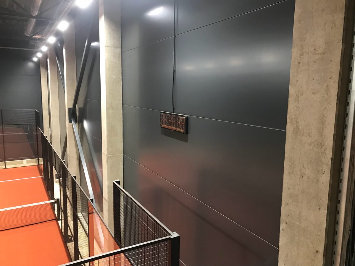 Padel-spordihalli paigaldatud skoorituse tabloo